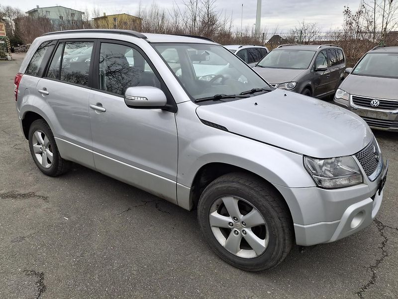 Suzuki Grand Vitara 2.0 benzin 103 kw 4x4 - fotka 7 z 20