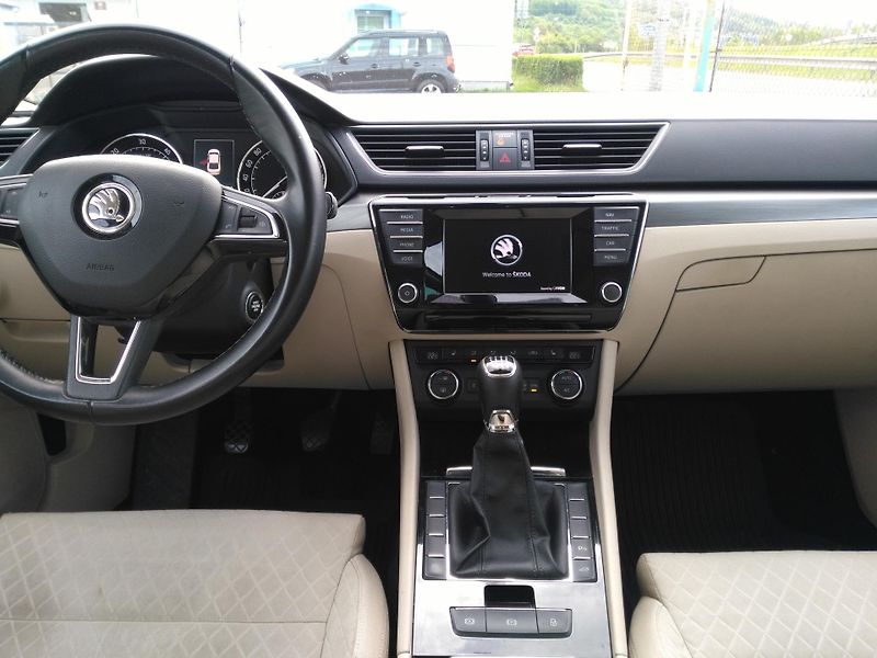 Škoda Superb 2,0 TDI /110 kW/ - fotka 8 z 33