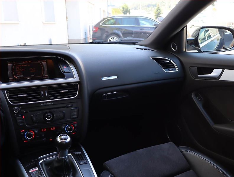 Audi A5 (2010) S-Line 2.0 TFSI, Xenony - fotka 8 z 16