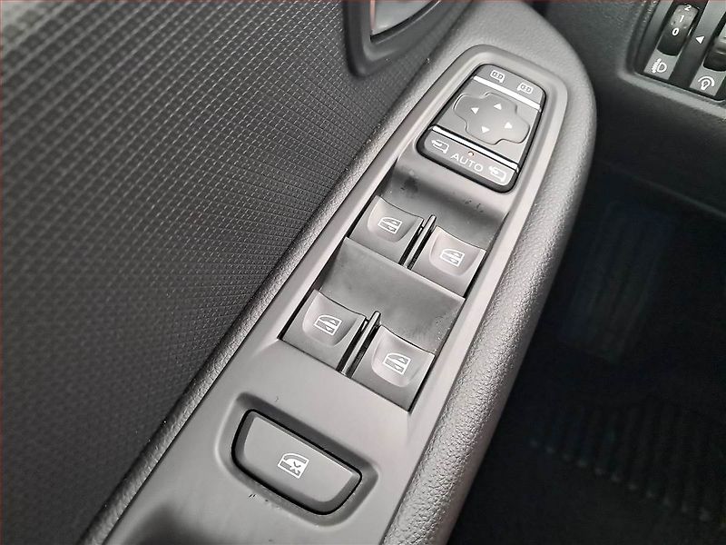 Renault Clio (2017) Limited 0.9 TCe, ČR,1.maj - fotka 18 z 20