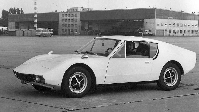 Kupé v plné jízdě na autodromu v Sosnové