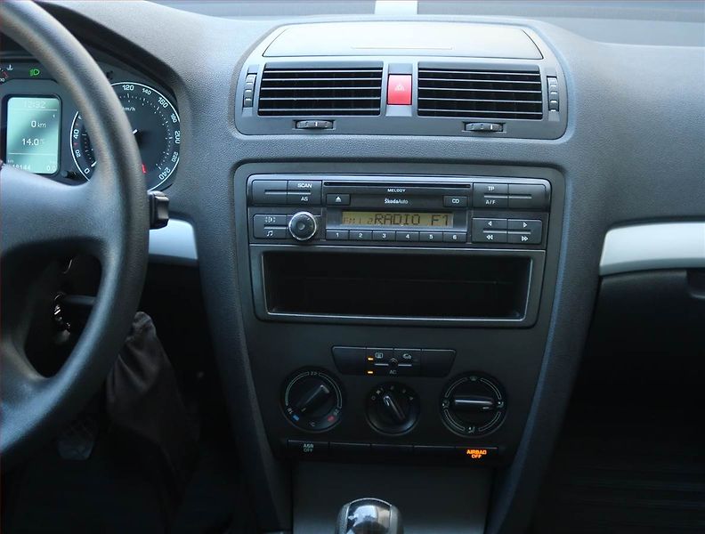 Škoda Octavia (2008) 1.6, po STK, za super cenu - fotka 12 z 17