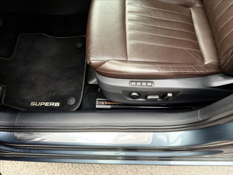 Škoda Superb 2,0 TDi Laurin & Klement - fotka 11 z 54