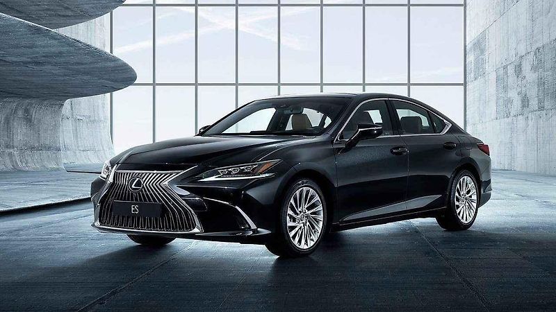 Lexus ES.