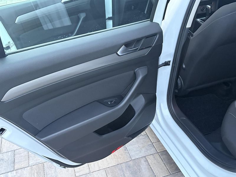 Volkswagen Passat Variant (2023) 2.0 Tdi 122 hp - fotka 11 z 17