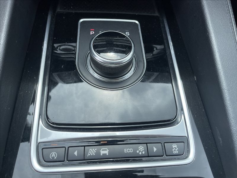 Jaguar F-Pace 3,0 d 221kw AWD Aut. DPH - fotka 20 z 33