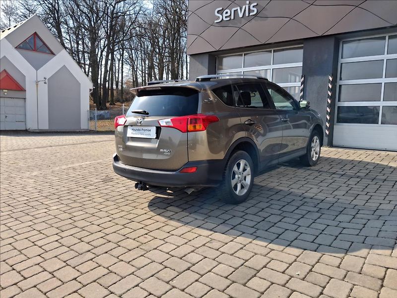 Toyota RAV4 2,2 Active AT 4x4 - fotka 2 z 17
