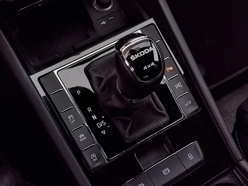 Škoda Superb (2023) Combi L&K 2,0 Tsi 206 Kw 4x4 D - fotka 26 z 43