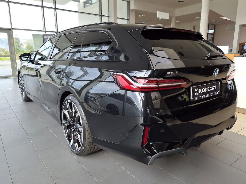 BMW Řada 5 520 xDrive - fotka 4 z 38