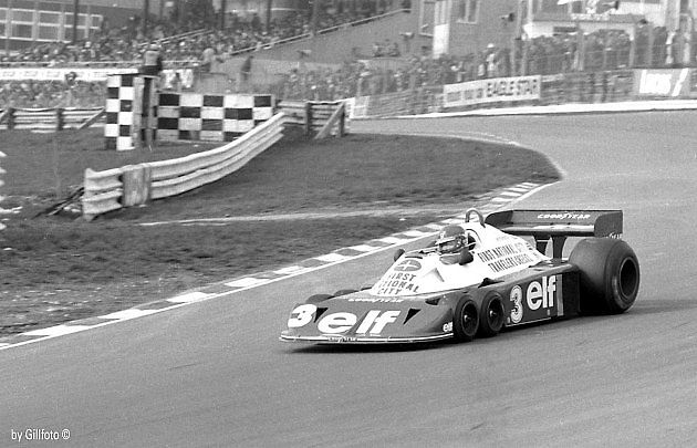 Ronnie Peterson za volantem P34., zdroj: Wikimedia Commons, Gillfoto, CC BY-SA 3.0