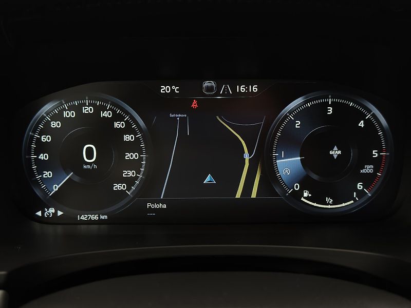 Volvo V90 D4 MOMENTUM PRO  - fotka 16 z 52