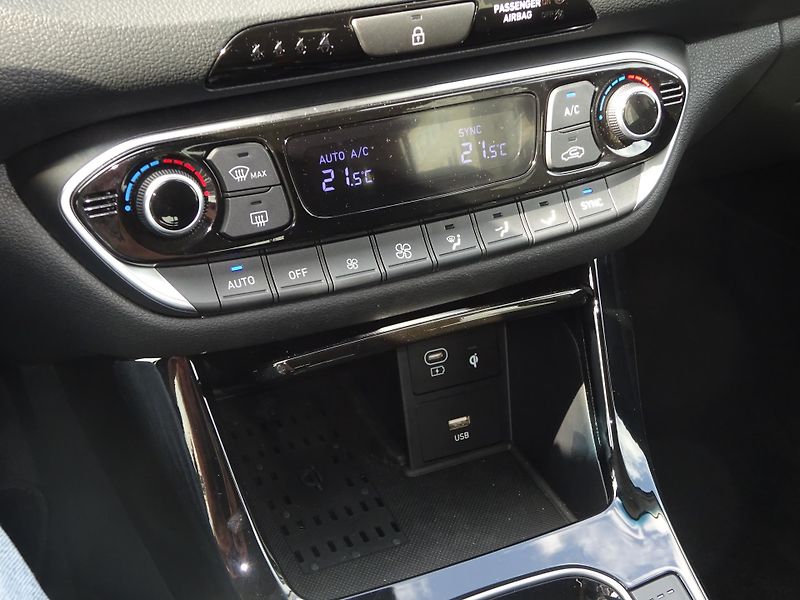 Hyundai i30 1.5 T-GDI 103kW DCT Style - fotka 19 z 21