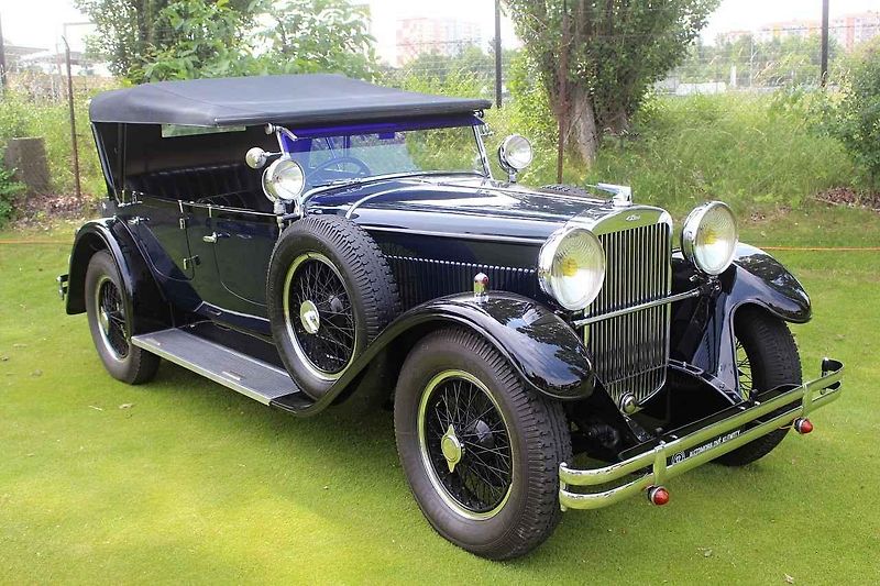 Výstava Automobilové klenoty se konala na golfovém hřišti v Praze Hostivaři