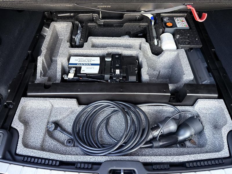 Volvo XC60 T8 AWD RECH.*ULTRA DARK + kola - fotka 24 z 62