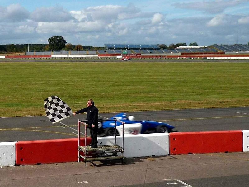 Pro vyznavače vůně spáleného benzínu a fanouška motorsportu není na světě nic lepšího než se pohybovat v prostředí kolem závodní dráhy. Projděte se TOP 10 těch nejlepších závodních okruhů světa.