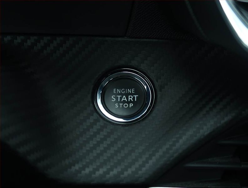 Peugeot 2008 (2020) Allure 1.2 PureTech, ČR,1.maj - fotka 18 z 23