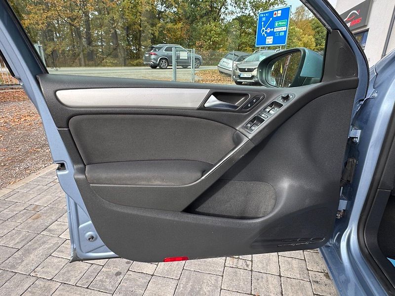 Volkswagen Golf (2010) 1.4 16V TAŽNÉ, SERVISNÍ KNIHA - fotka 8 z 32