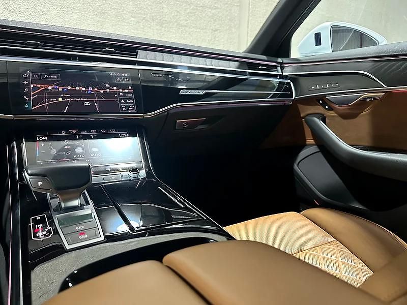 Audi A8 (2018) Vrcholná limuzína Audi A8L - fotka 11 z 12