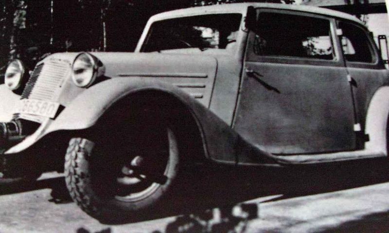 Dřevěný model hybridního vozu Josefa Sousedíka vyrobený učni