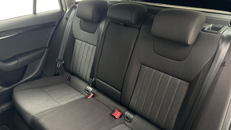 Škoda Octavia 2.0 TDI DSG 4x4 Style Combi - fotka 16 z 25