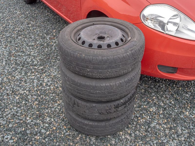 Fiat Grande Punto (2007) 1.4i 2x KOLA – PO SERVISU - fotka 33 z 37