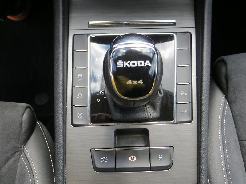 Škoda Superb 2,0 TDI 4x4 Style DSG ČR TAŽNÉ - fotka 19 z 31