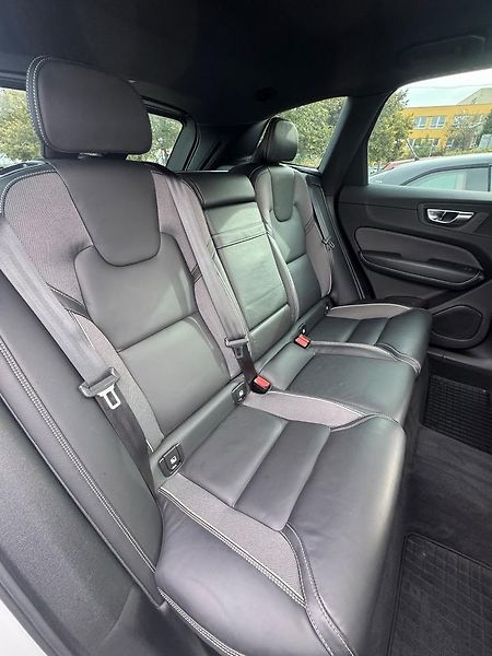 Volvo XC60 (2020) XC60 B4 Drive-E mHEV aut. Mome - fotka 14 z 27