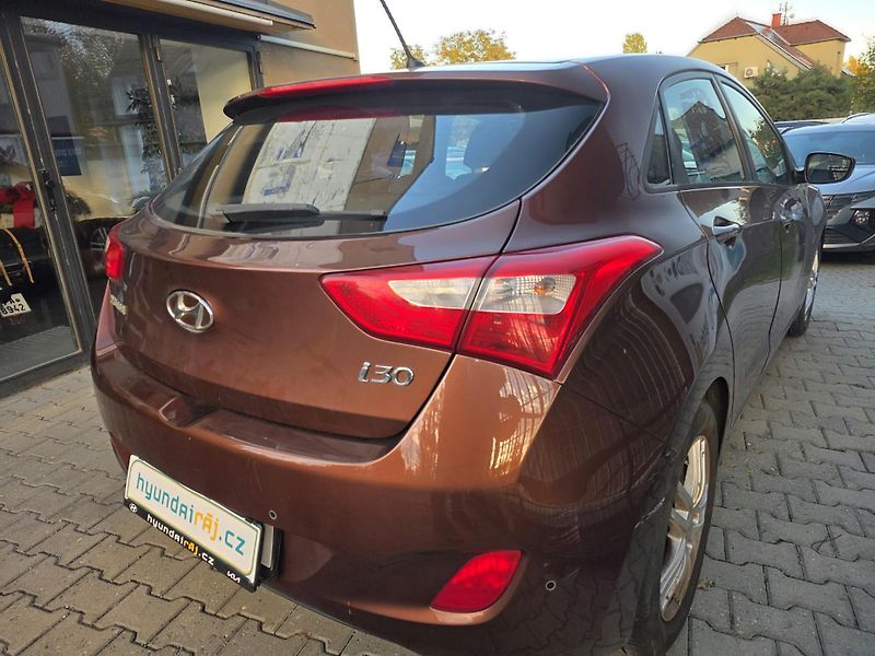 Hyundai i30 1.6-PĚKNÁ VÝBAVA-ODĚRKY - fotka 10 z 12