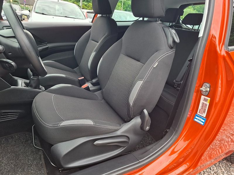 Peugeot 208 (2015) 1.0i 50kW -KLIMA-SENZORY - fotka 19 z 42