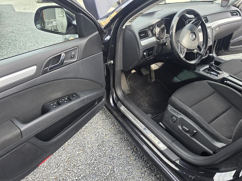 Škoda Superb 2.0 TDI DSG TZ Led - fotka 12 z 14