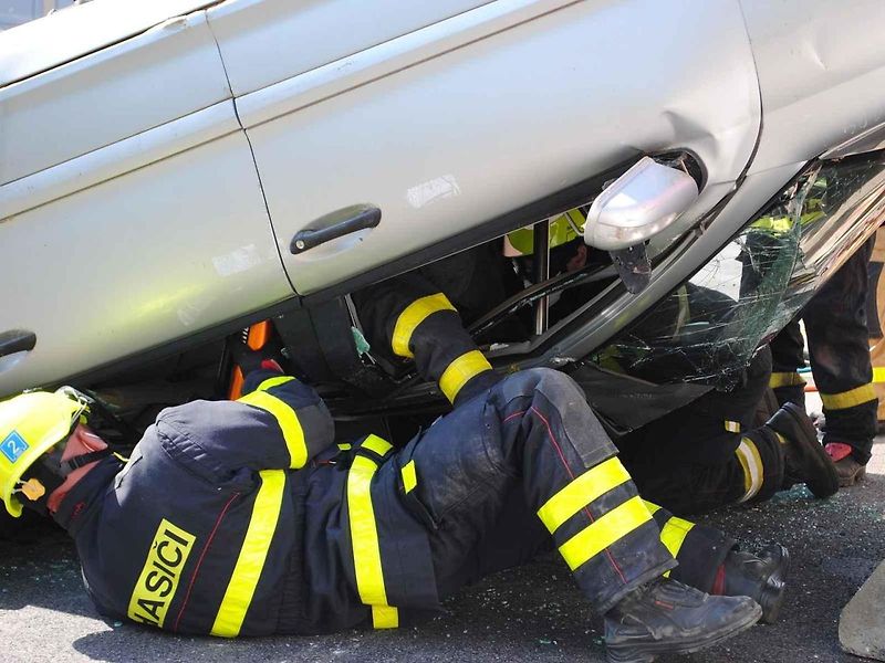 Hasiči se v rámci cvičení Rescue meeting zdokonalovali ve vyprošťování osob z auta, ale také jak uhasit elektromobil - především baterii.
