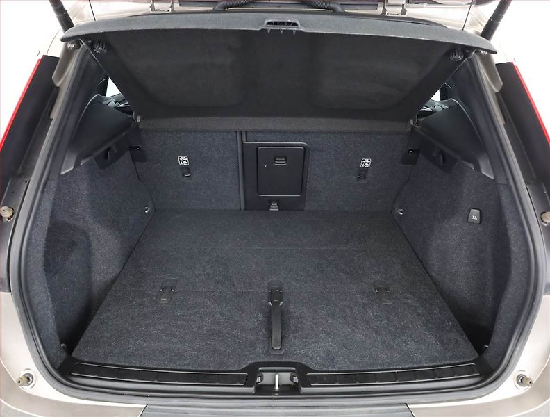 Volvo XC40 (2021) B4 - fotka 16 z 17