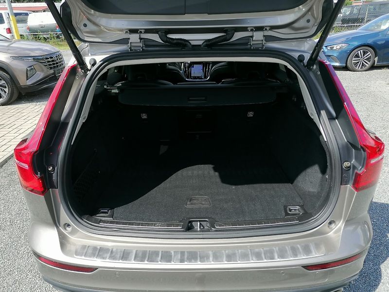Volvo V60 (2021) 2.0 B3 MHEV A/T 120kW - fotka 27 z 36