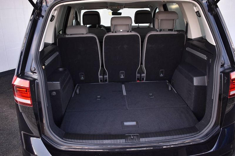 Volkswagen Touran (2022) 1.5TSI 110kW DSG, LED, 7 míst - fotka 23 z 28