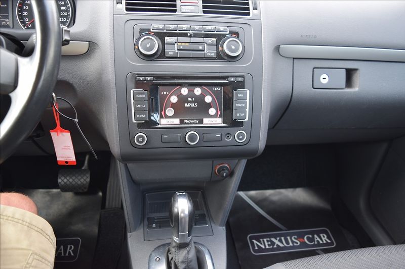 Volkswagen Touran 1,4 i 103KW AUTOMAT TAŽNÉ NAVI - fotka 29 z 44