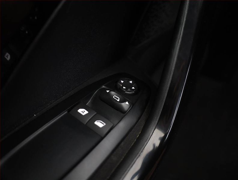 Peugeot 208 (2018) 1.2 PureTech, ČR,1.maj - fotka 13 z 14