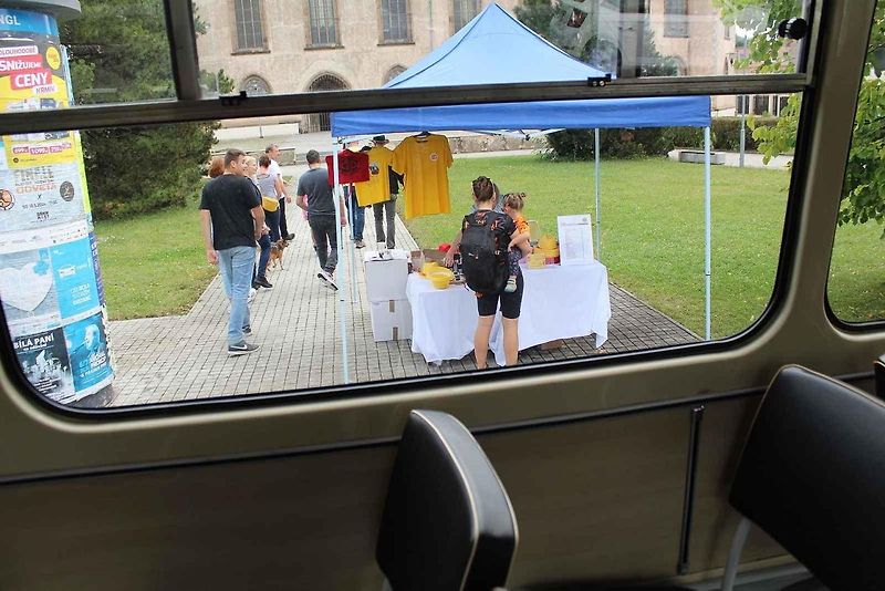 Dva dny si mohli zájemci prohlížet historický autobus Karosa ŠL11 z roku 1979, který na stanovišti před přesunutým kostelem Nanebevzetí Panny Marie v Mostě vystavoval Dopravní podnik měst Mostu a Litvínova.