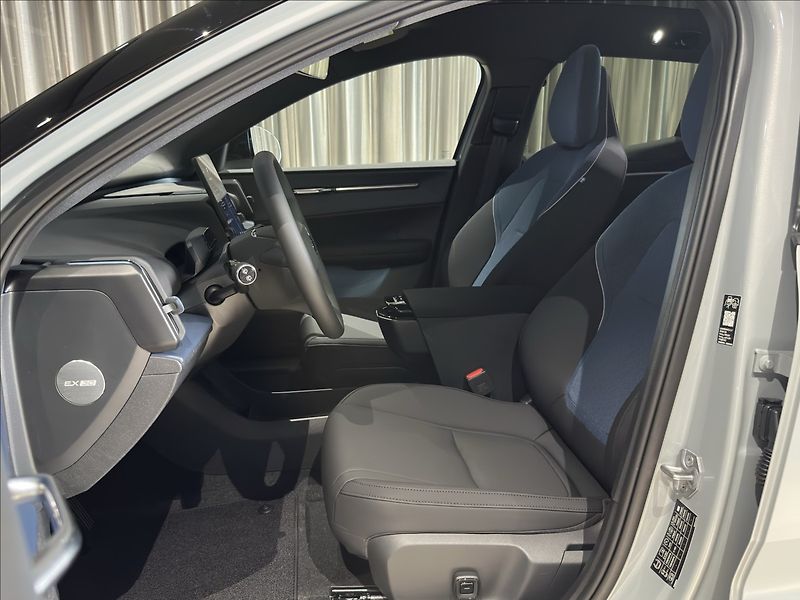 Volvo EX30 (2026) 0,0 P8 AWD  Ultra Cross Countr - fotka 11 z 38