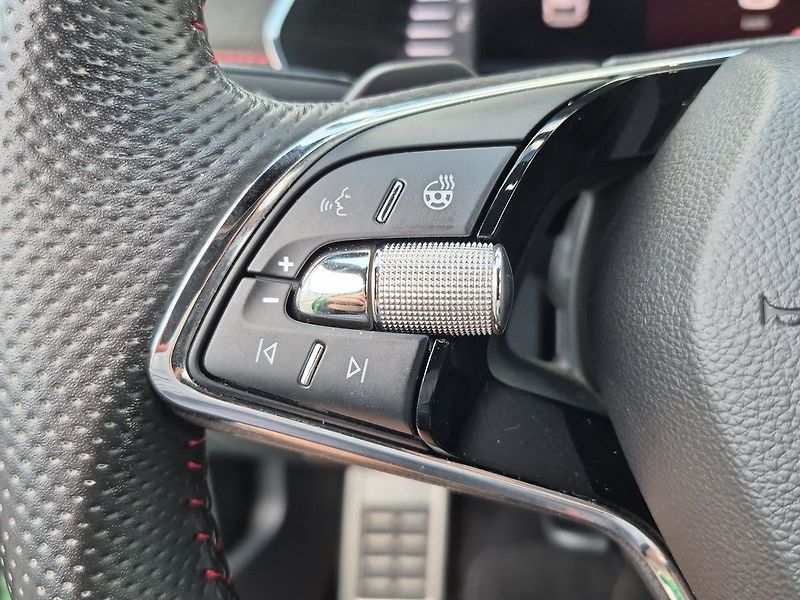 Škoda Octavia Combi 2,0 TSI DSG RS 180 kW - fotka 14 z 28
