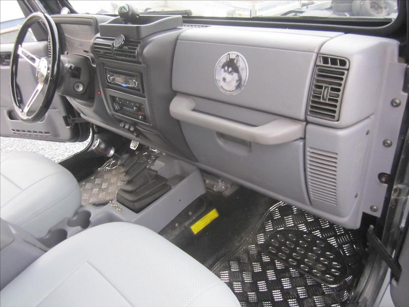 Jeep Wrangler 2.5i 4x4, Hardtop - fotka 16 z 38