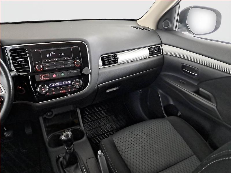 Mitsubishi Outlander (2014) Intense 2.2 DI-D, 4X4 - fotka 8 z 14