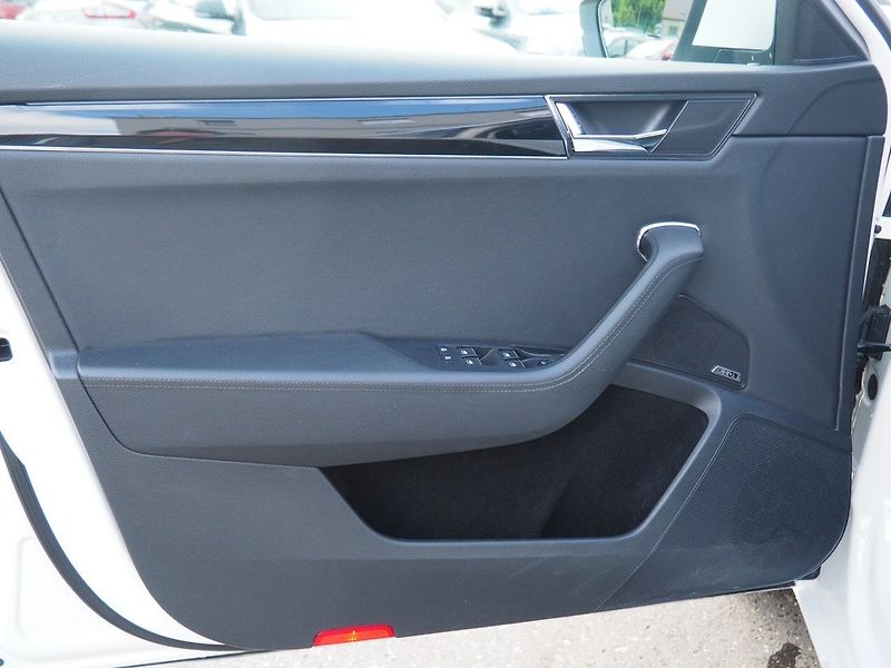 Škoda Superb (2021) 1.4 iV Hybrid L&K DSG Webasto - fotka 10 z 48