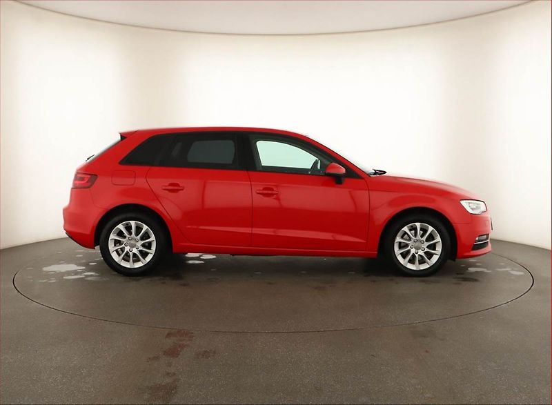 Audi A3 (2016) 1.6 TDI, Navi, Bi-Xenony - fotka 6 z 13