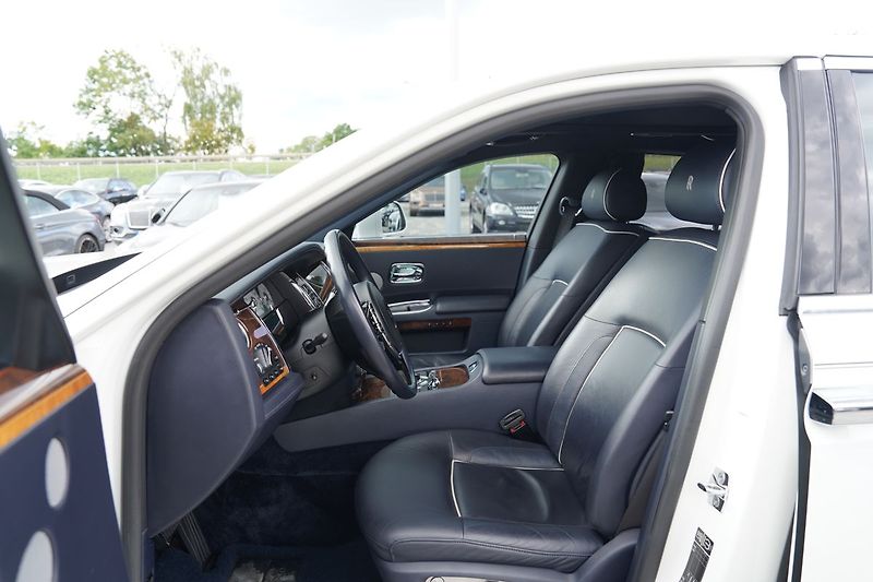 Rolls-Royce Ghost 6.75i V12  570 PS - fotka 24 z 45