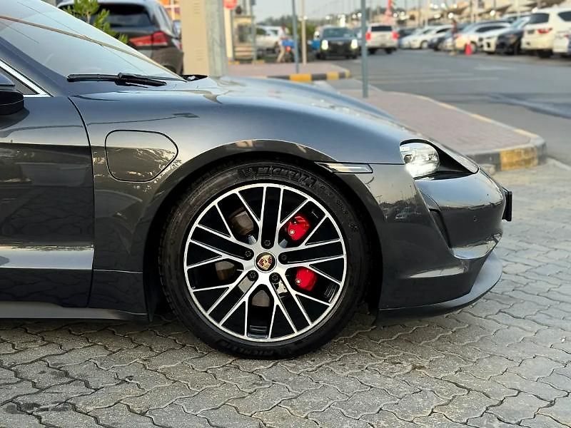 Porsche Taycan (2021) Elektrický sportovní sedan  12 - fotka 2 z 20