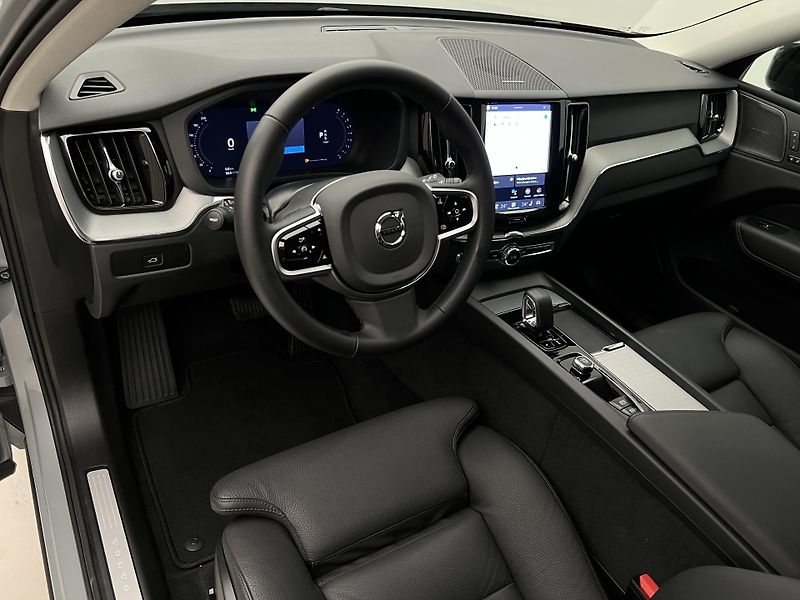Volvo XC60 B5 AWD PLUS DARK AUT REZERVACE - fotka 4 z 44