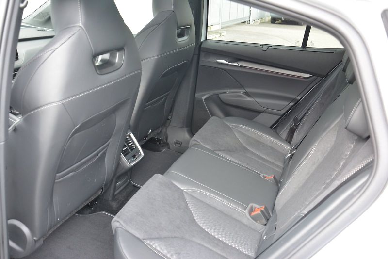 Škoda Enyaq (2025) SPORTLINE 63 kWh 150 KW - fotka 19 z 20