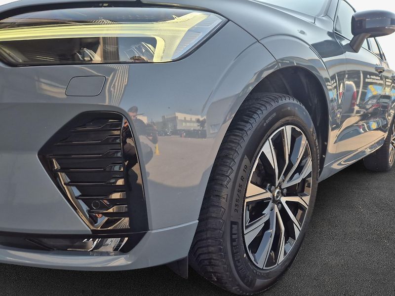 Volvo XC60 B4 AWD Plus Dark - fotka 6 z 19