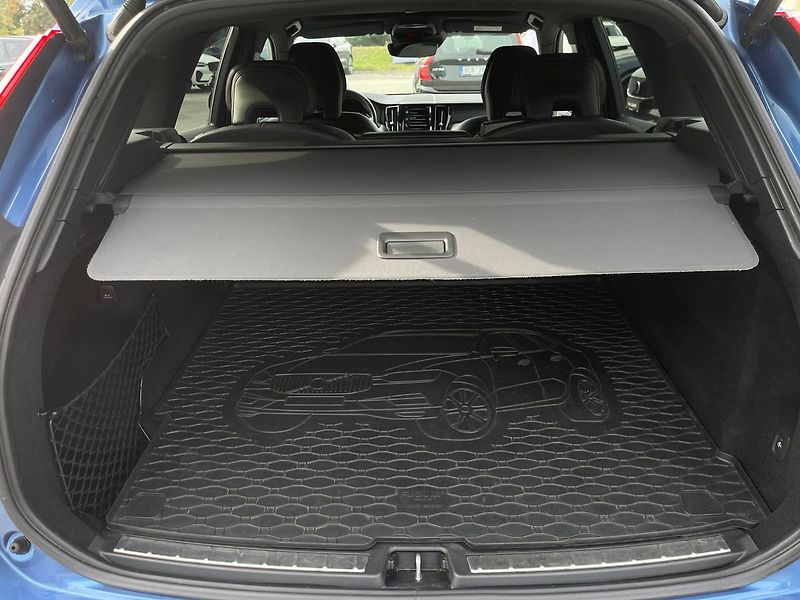 Volvo XC60 B4 AWD R-Design H&K, TZ - fotka 19 z 23