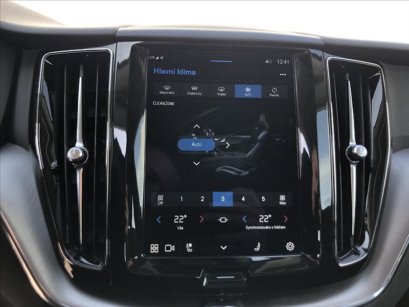 Volvo XC60 2,0 AWD MOMENTUM PRO  B4 - fotka 25 z 27